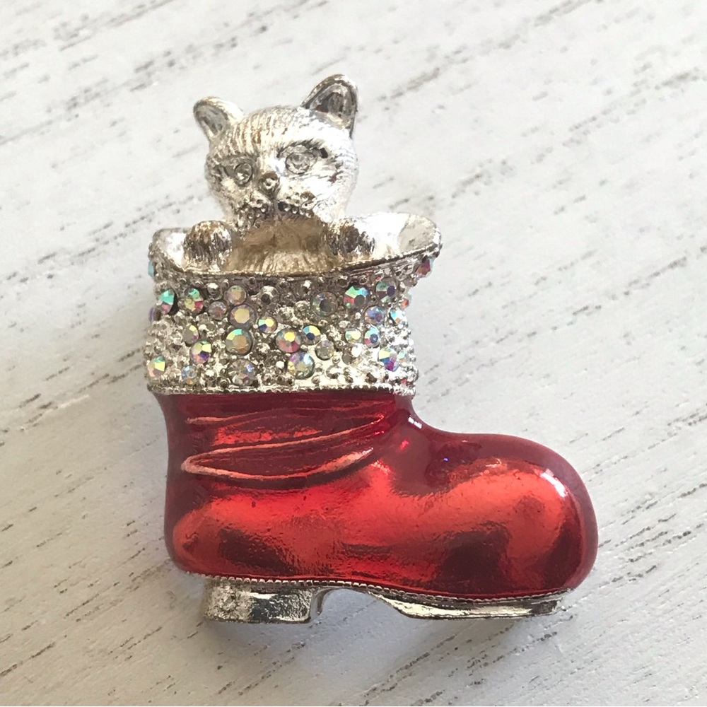 Vintage Cat In Stocking Christmas Holiday Brooch With Clear Rhinestones